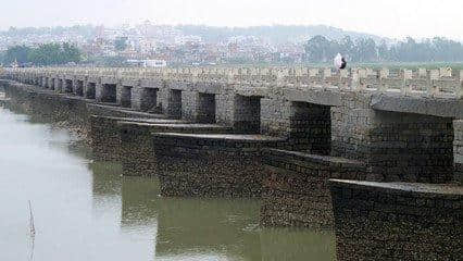 此桥取名洛阳桥，却建在洛阳千里之外，加固桥墩的东西人人都爱吃