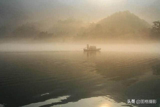 落霞与孤鹜齐飞，秋水共长天一色。 ​​​ ​​​​