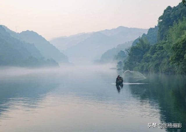 落霞与孤鹜齐飞，秋水共长天一色。 ​​​ ​​​​