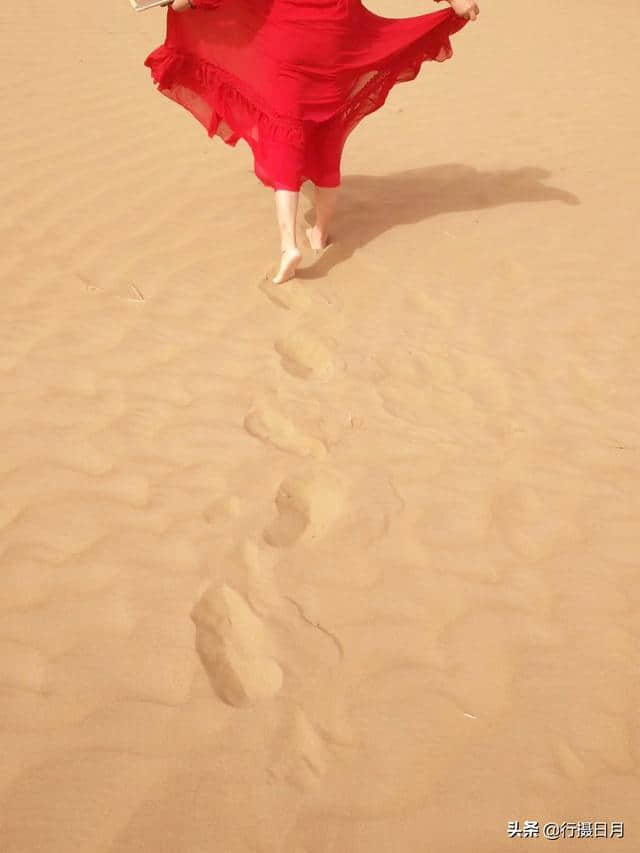 在330000平方公里的塔克拉玛干沙漠中，任裙飘扬，随风起舞