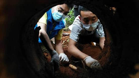 云南汽油桶里发现远征军遗骸，专家鉴定年龄后，现场无不动容落泪