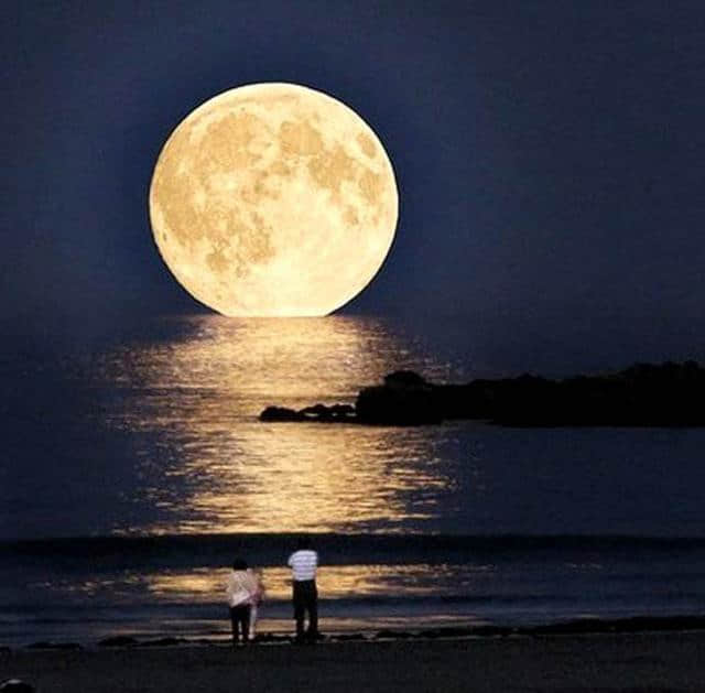 唐代著名诗人一首关于月亮的诗，开篇就是明月，为无数文人所歌颂