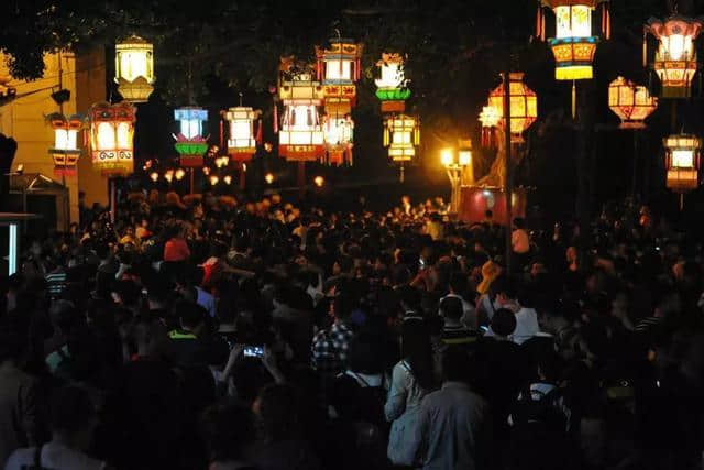 元宵佳节——中国一个浪漫的节日，诗词鉴赏
