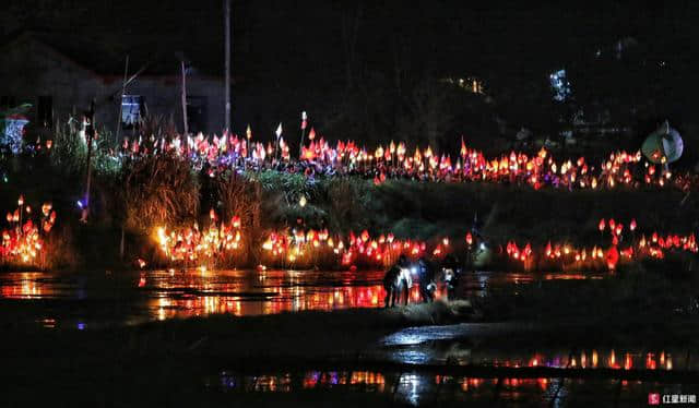 好壮观！南充上演古老神秘的蛴蟆节，数万人欢聚点灯送瘟神