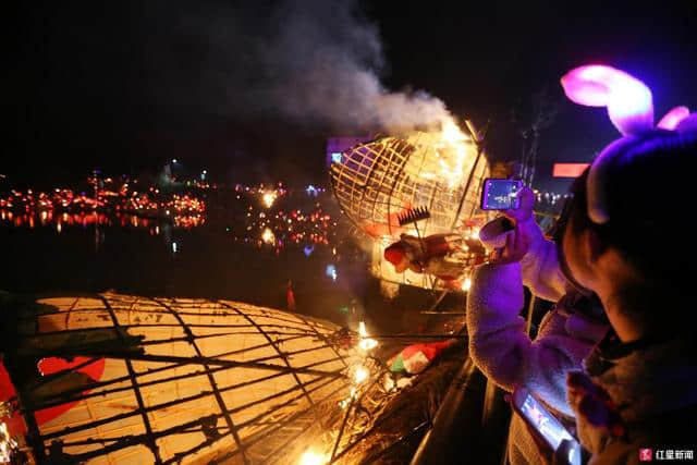 好壮观！南充上演古老神秘的蛴蟆节，数万人欢聚点灯送瘟神