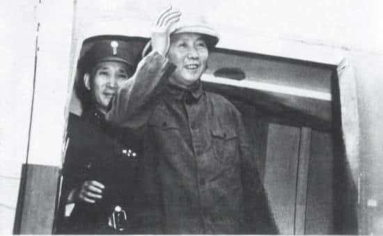 重庆谈判周恩来让毛泽东戴考克帽传达重要信息