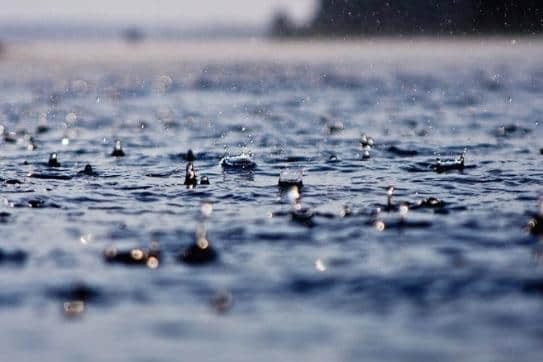 一首绝妙的咏雨诗，看似与雨无关，却又句句关联“雨”字