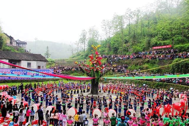 中国·凤凰苗族“四月八”跳花节盛装来袭