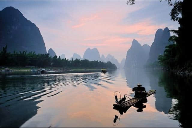 每日学诗之《渔翁》柳宗元～船儿水中游，云儿空中飘，人在舟中卧