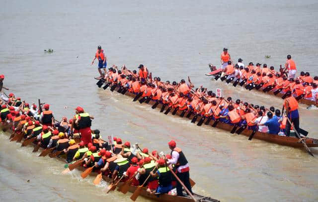 五月初三，东莞洪梅龙舟节有19支龙舟趁景迎端午