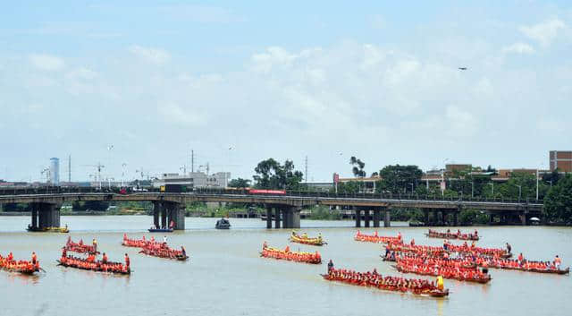 五月初三，东莞洪梅龙舟节有19支龙舟趁景迎端午